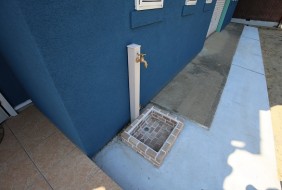 玄関横に立水栓を新設、三重県津市、倉庫改装