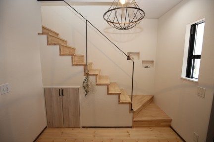 玄関は一階にあり、二階へと上る階段がある。