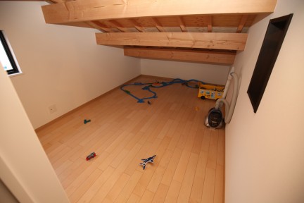 ロフト階の子供室の一つは、天井が間近に迫る。
