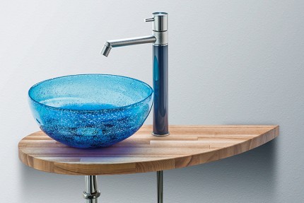 素材感が特徴的な琉球ガラスの洗手洗い台。