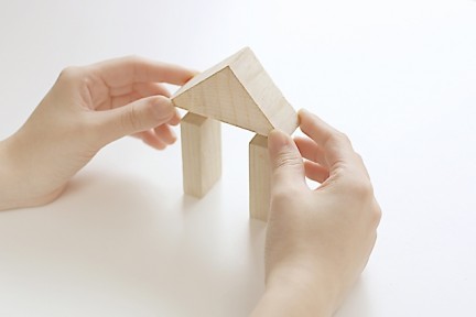 家を端的に現す記号は三角屋根。積み木で作る家も同じ。