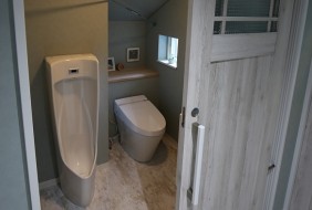 ２階ワークルーム、新設トイレ、三重県津市、倉庫改装