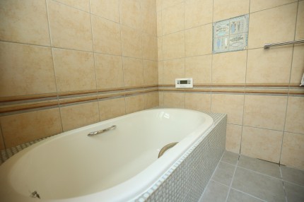 在来工法の浴室は、タイル一枚一枚を手作業で貼っていくため高い自由度があります。