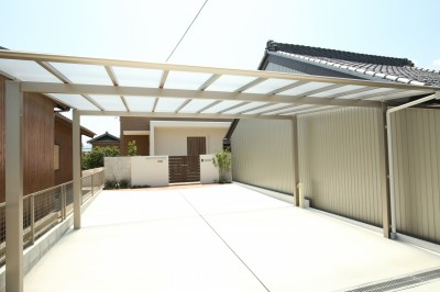 三重県津市の新築平屋住宅、シンプルモダンなカーポート