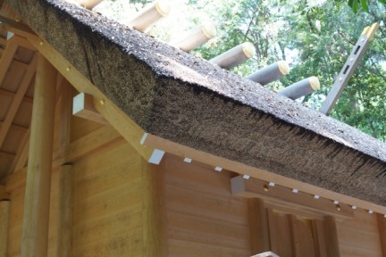神社の切妻屋根のアップ。棟柱と千木が特徴的です。