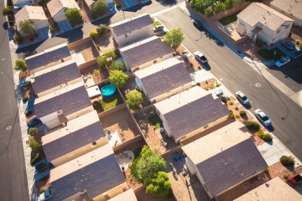 切妻屋根の住宅が並ぶ住宅街の空撮写真