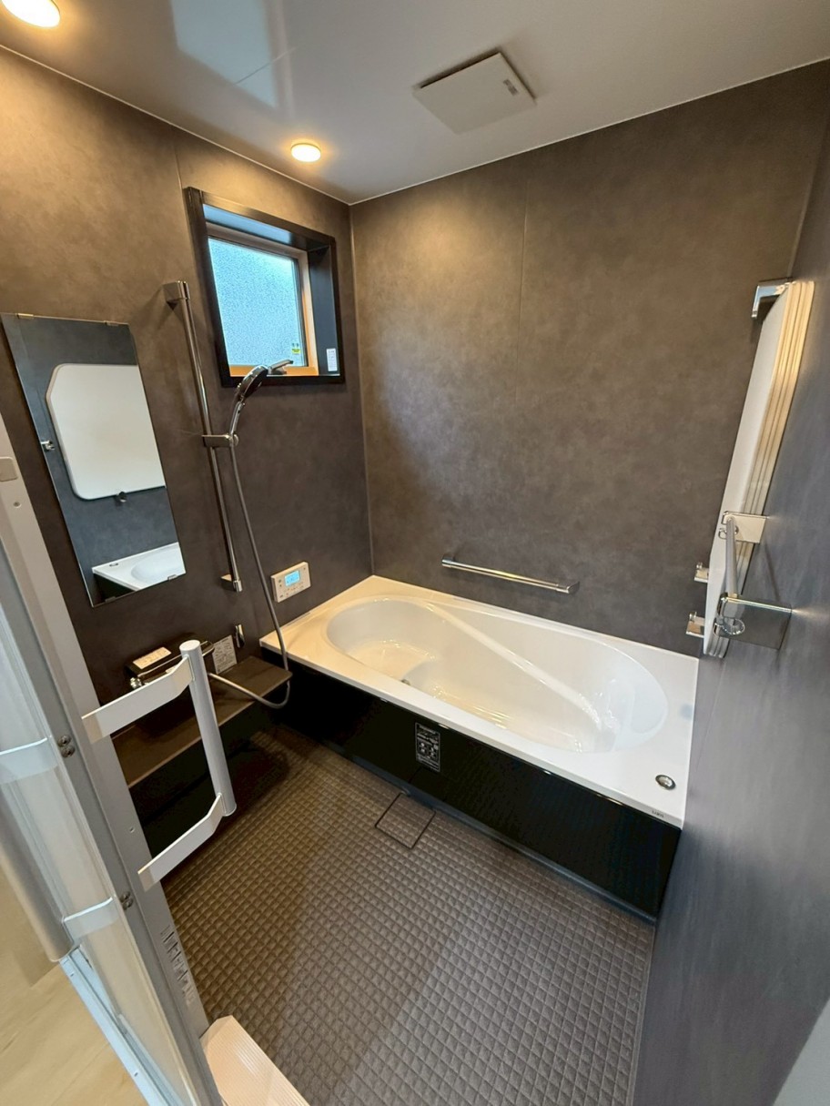 黒を基調としたシックで広い浴室デザイン