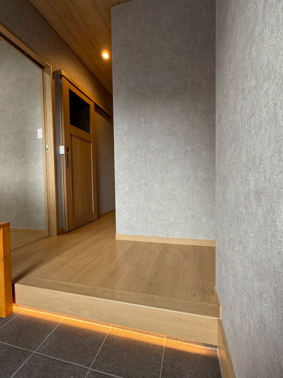 LIXILラシッサSフロアと間接照明を使ったおしゃれな玄関内装