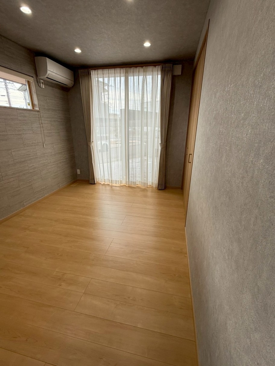 庭が見えるLIXILサーモスⅡ-Hの窓を採用した明るい応接室