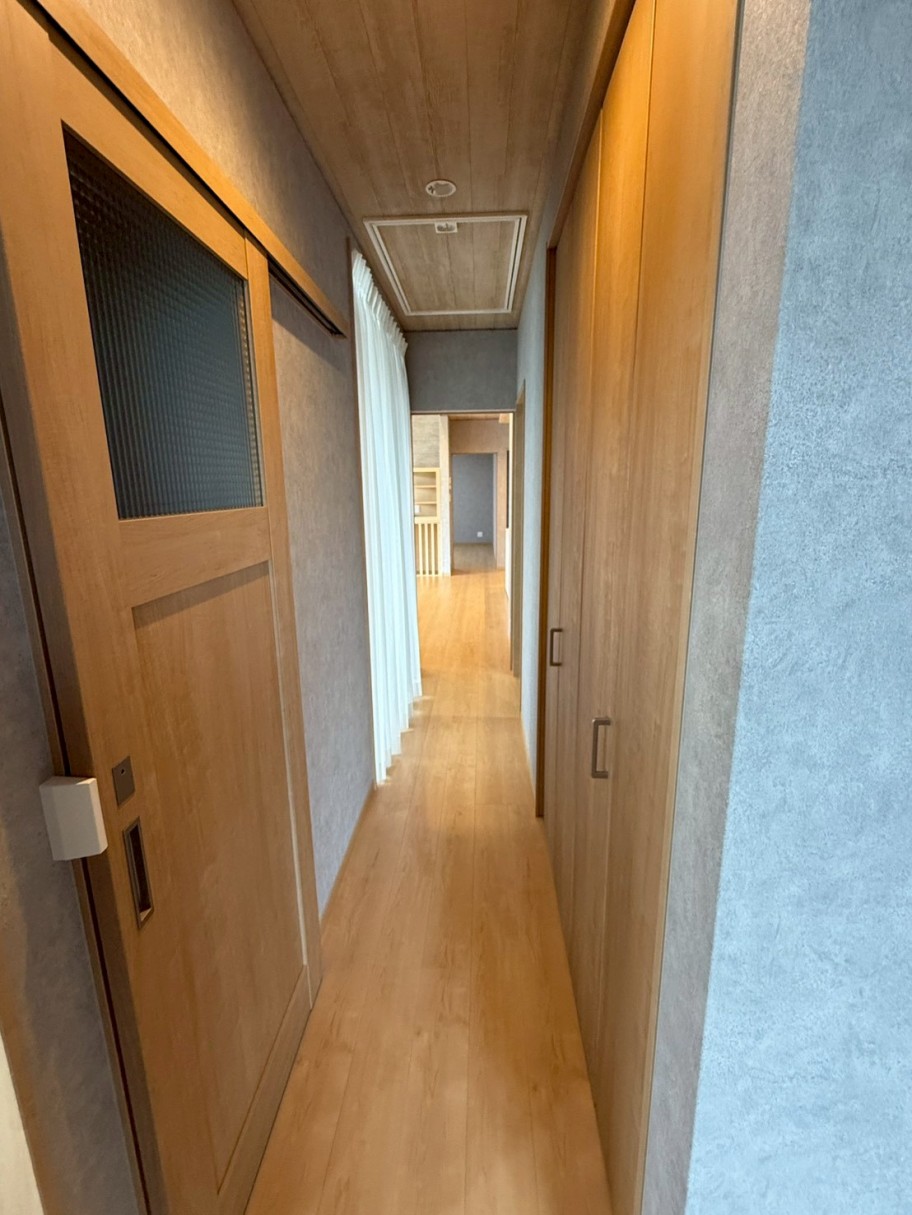 小屋裏収納へつながる階段がある廊下
