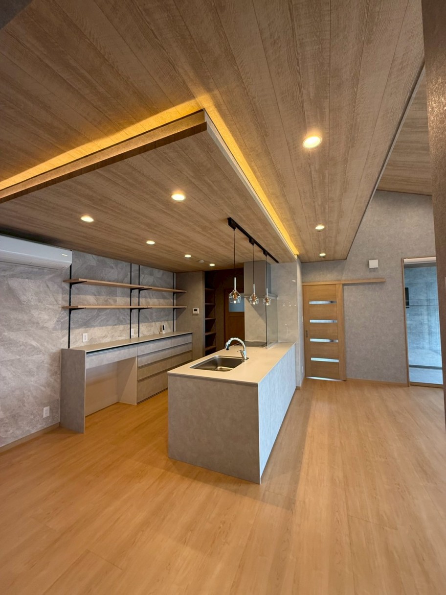 間接照明が浮いて見えるモダンキッチンの天井デザイン