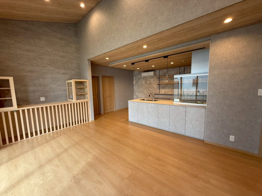 下がり天井と小屋裏収納があるLDKの内装デザイン