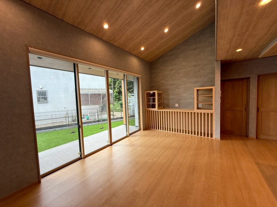 勾配天井で開放感のあるリビング空間