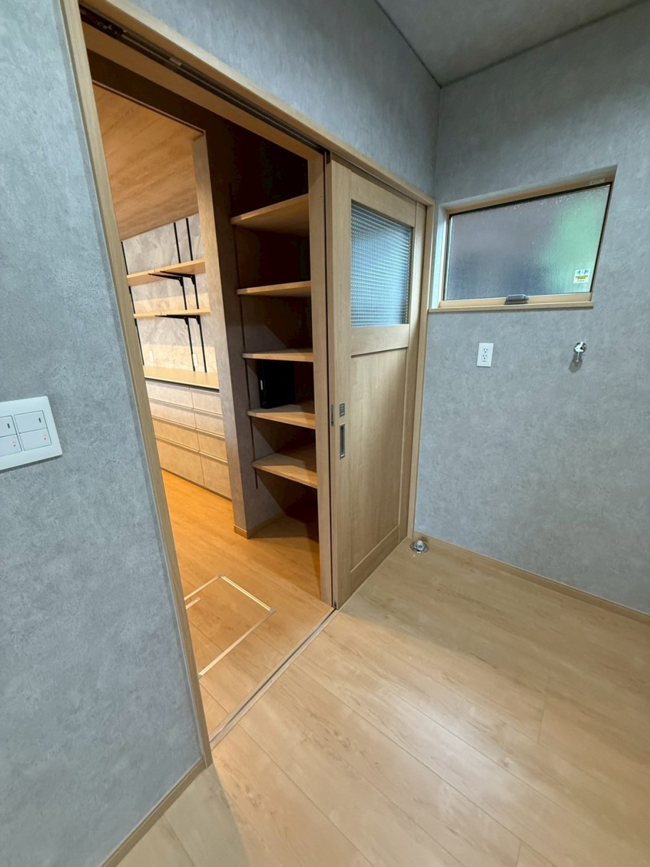 可動棚を設置した便利なパントリー収納