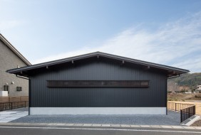 シックで和風な外観。屋根と外壁は耐久性の高いガルバリウム鋼板で仕上げられています。