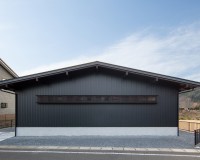 シックで和風な外観。屋根と外壁は耐久性の高いガルバリウム鋼板で仕上げられています。