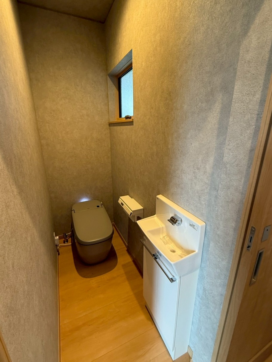 タンクレストイレですっきりしたモダンなトイレ空間